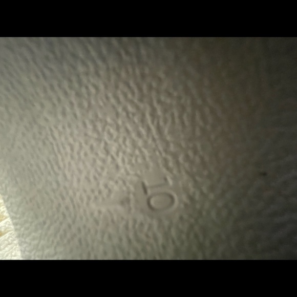 Size 10 white and blue Adidas sandals Synthetic upper
Slip-on
Round open toe - Picture 9 of 12